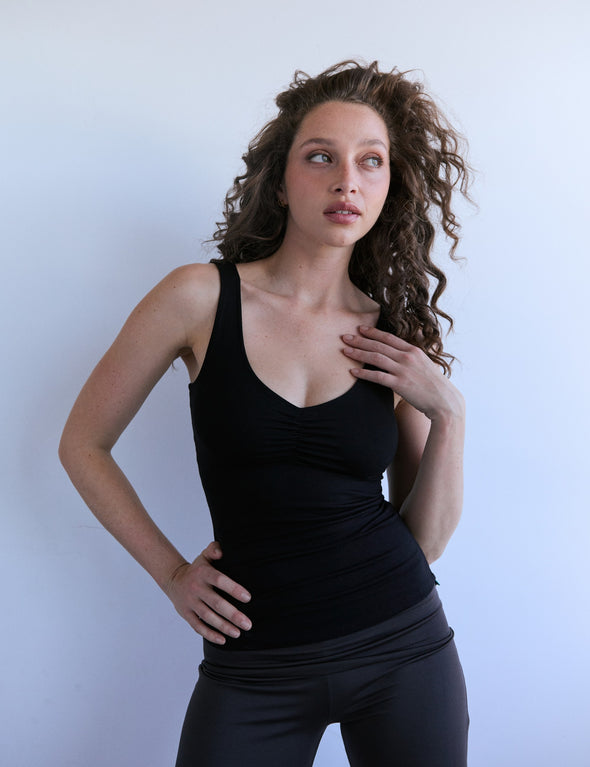 Nobratop® CHARLOTTE Noir-Ebène porté de face par Talia (85C), avec le pantalon LILIA Cacao-Karma