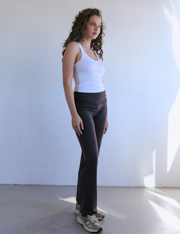 Pantalon LILIA Cacao-Karma porté en pied, de face, par Talia (36), avec le Nobratop® RORY Blanc-Nuage