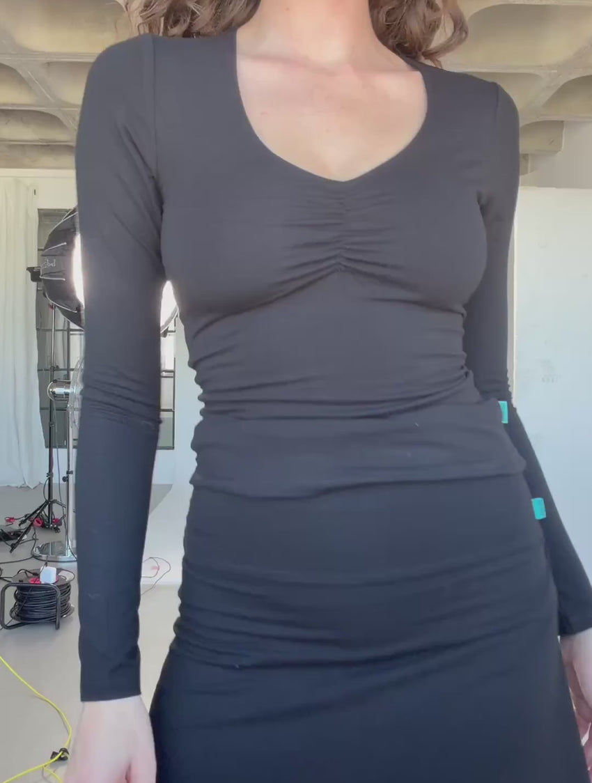 Jupe-short MAUNA Noir-Ébène portée en mouvement par Talia (36), avec le Nobratop® CARLOTTA Noir-Ébène