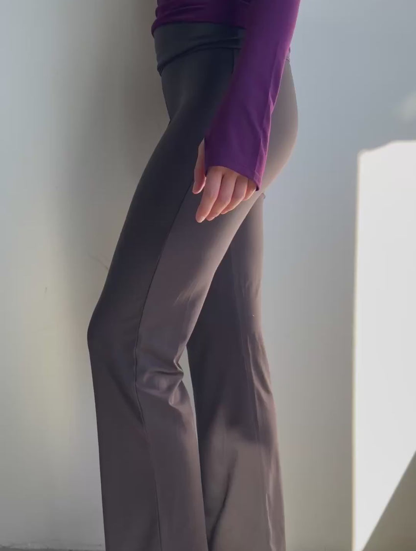 Pantalon LILIA Cacao-Karma porté en mouvement par Talia (36), avec le Nobratop® YIN Plum-Aura